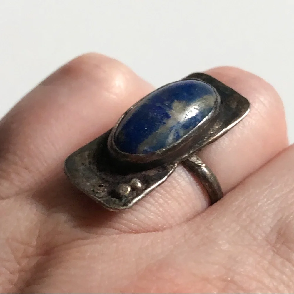 Vtg artisan-style silver metal blue stone (lapis/sodalite?) ring